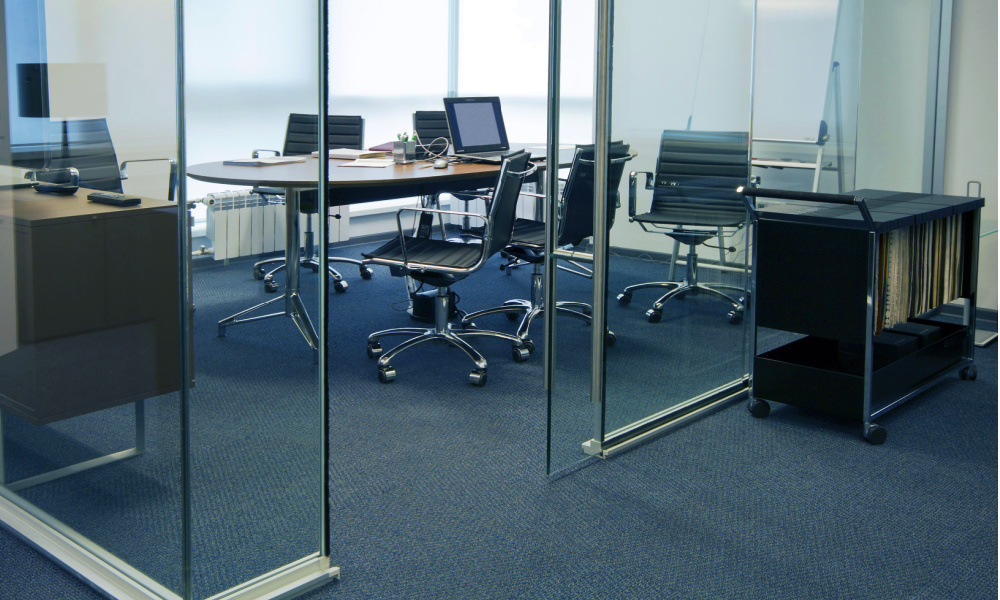 Hosting Seamless Meetings: Conference Room Design Tips with Glass Partitions